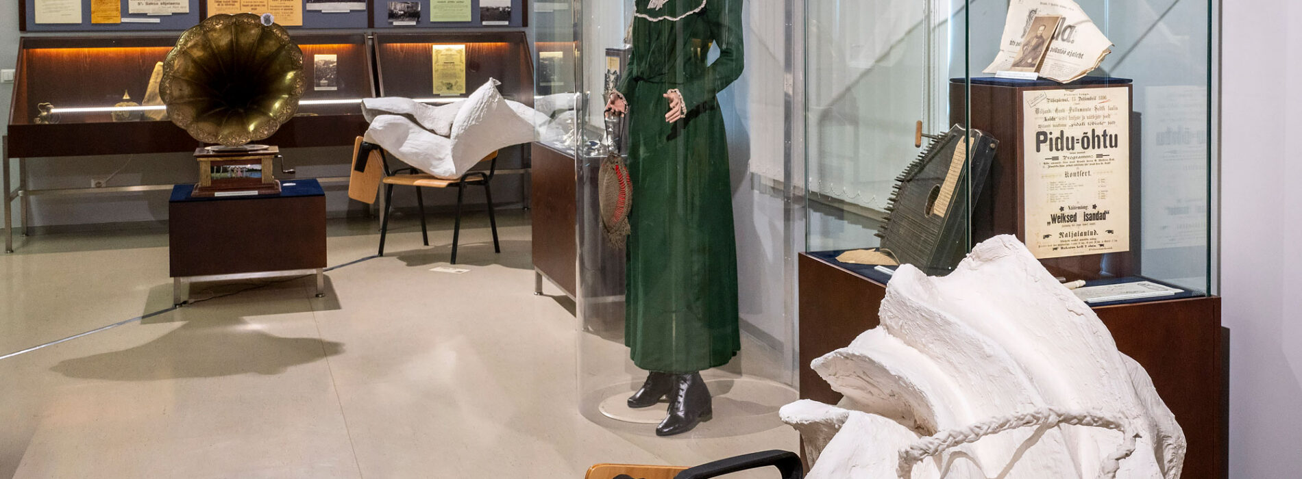 Edith Karlsoni skulptuurid muuseumi II korrusel