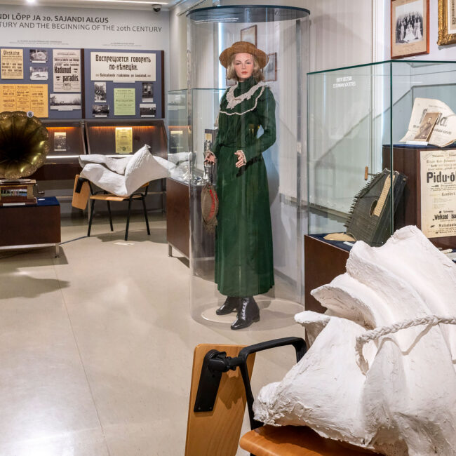Edith Karlsoni skulptuurid muuseumi II korrusel