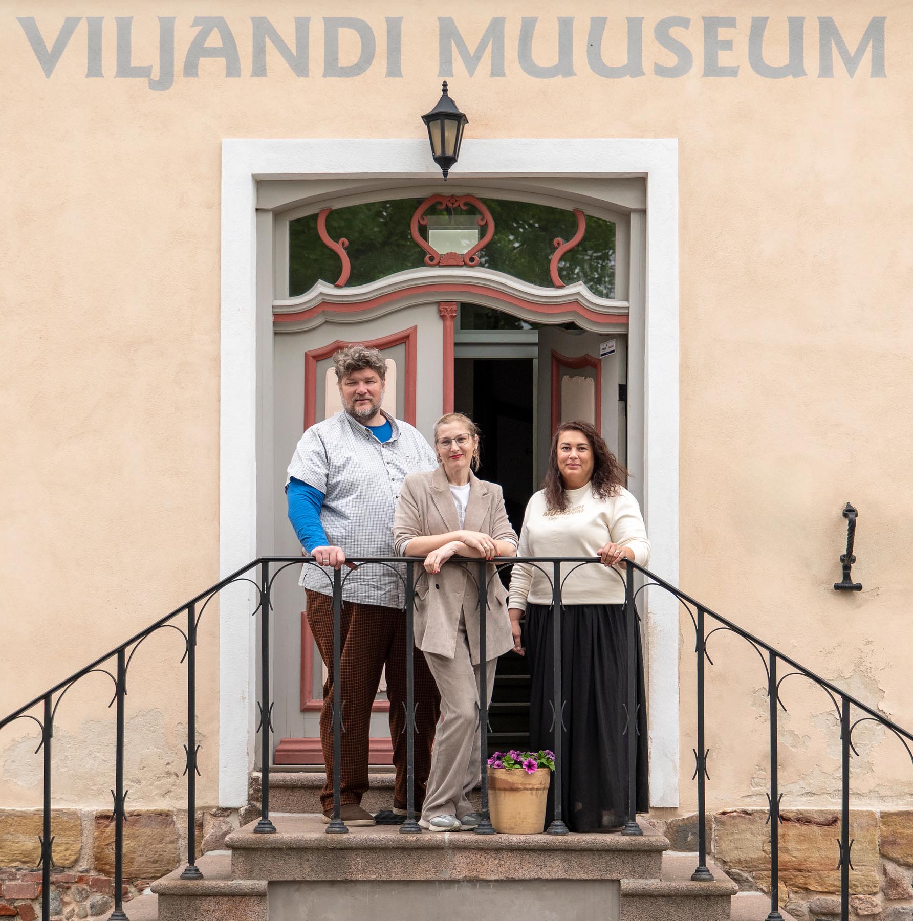 Kristjan Mändmaa, juhataja Anu Rannu ja Kertu Karu muuseumi uksel.
