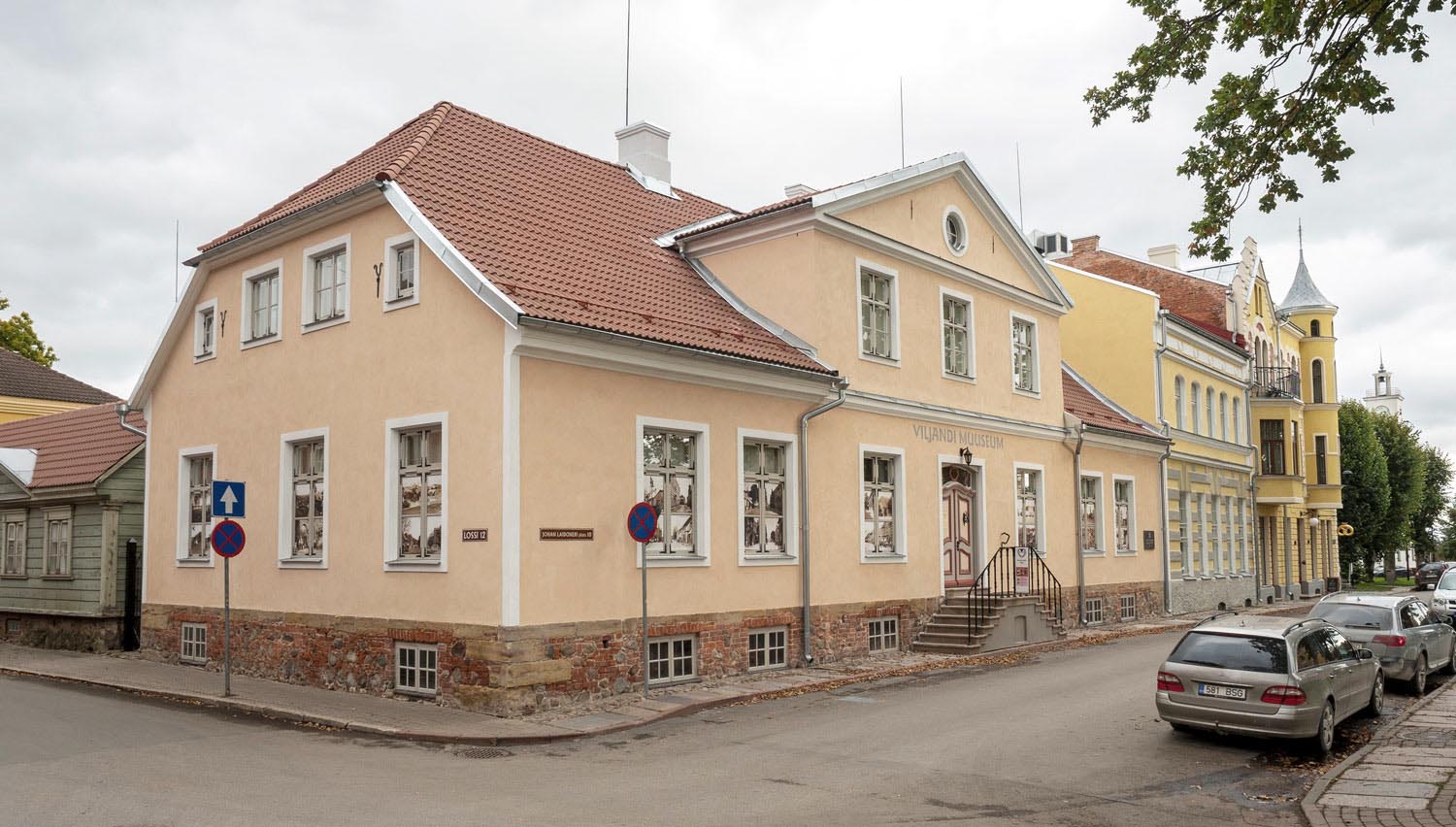 Muuseumi näitusemaja remonditud fassaadiga