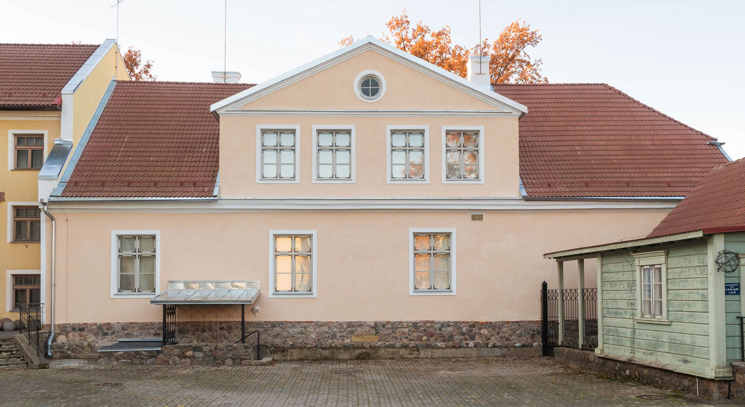 Näitusemaja hoovi poolt