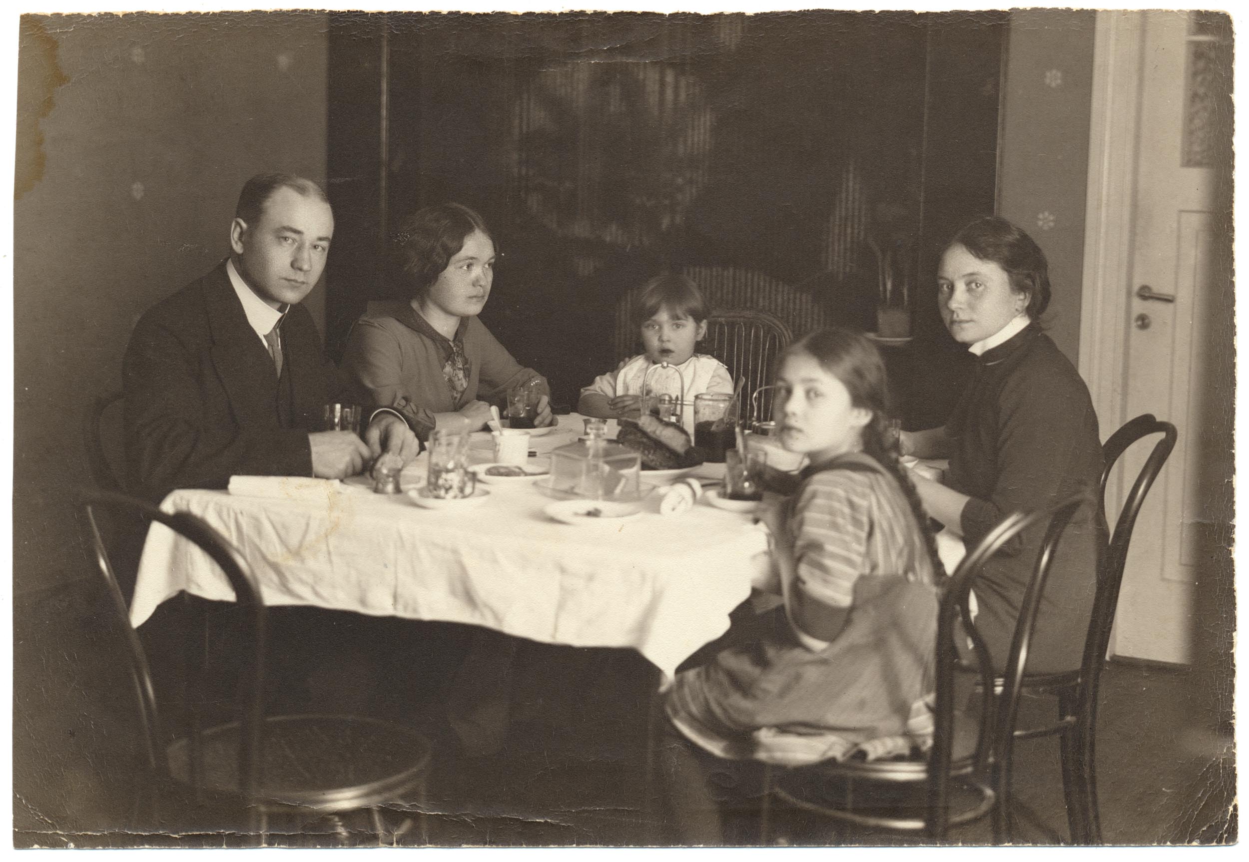 Perekond Rieti söögilaud 1910. aastatel.
